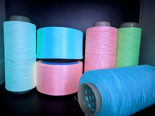 品質  Heat Resistant Luminous Yarn Glow Yarn Knitting 30 Minutes Charge 工場