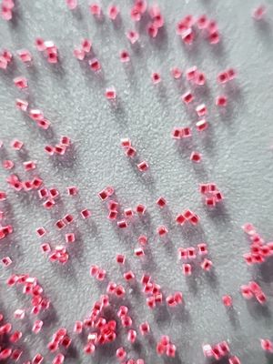 赤いナイロンプラスチックの爆撃媒体は0.3*0.3mmビーズ爆撃プラスチック